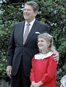 Drew-with-President-Reagan-drew-barrymore-30974234-220-289